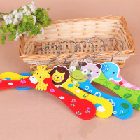 木质衣挂 从衣物收纳到萌宠趣物的创意转变