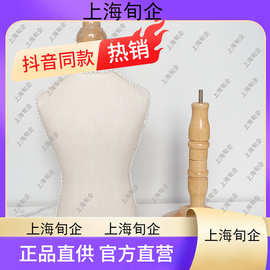 上海女模特与宠物衣架 时尚、温情与创意的交织